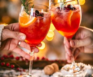 WINTER-HOLIDAY-CHRISTMAS-SPRITZER-recipe-with-cranberry-orange-juice-Ricetta-SPRITZ-di-NATALE-con-succo-di-arance-e-cranberry-mirtilli-rossi-moody-food-photography-CHRISTMAS